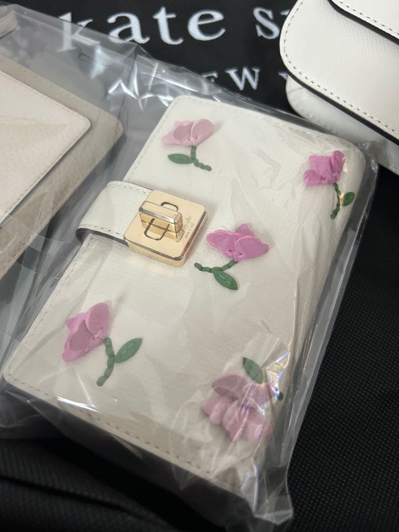 新品 ケイトスペード kate spade 花柄 二つ折り財布