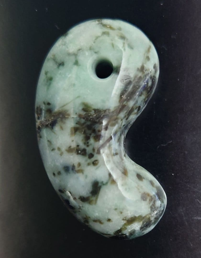 糸魚川翡翠　勾玉　ぷっくり