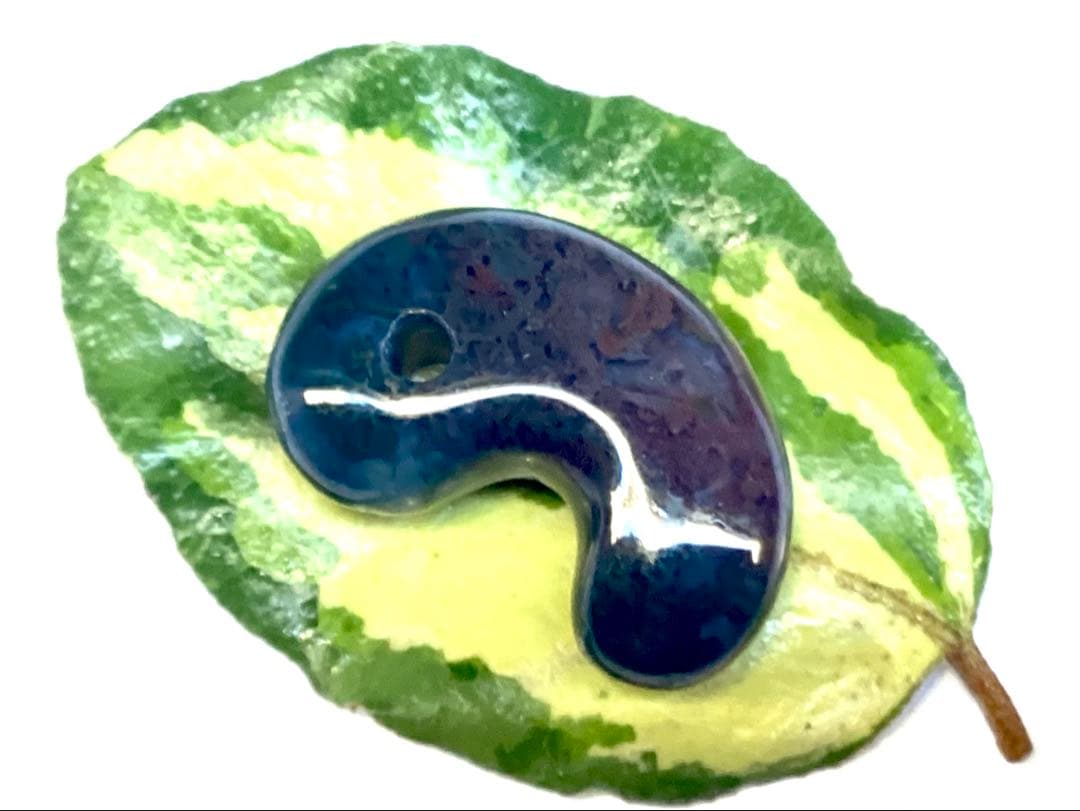 ✳国内の出雲めのう【碧玉】の最高峰勾玉でしょう‼️ 天然石 浮き草文様 鑑別書付