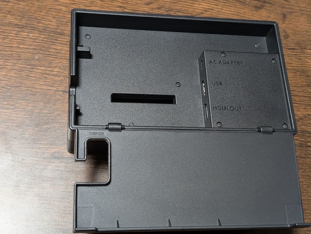 Nintendo Switch 本体　持ち歩き用ケース・カバー付き