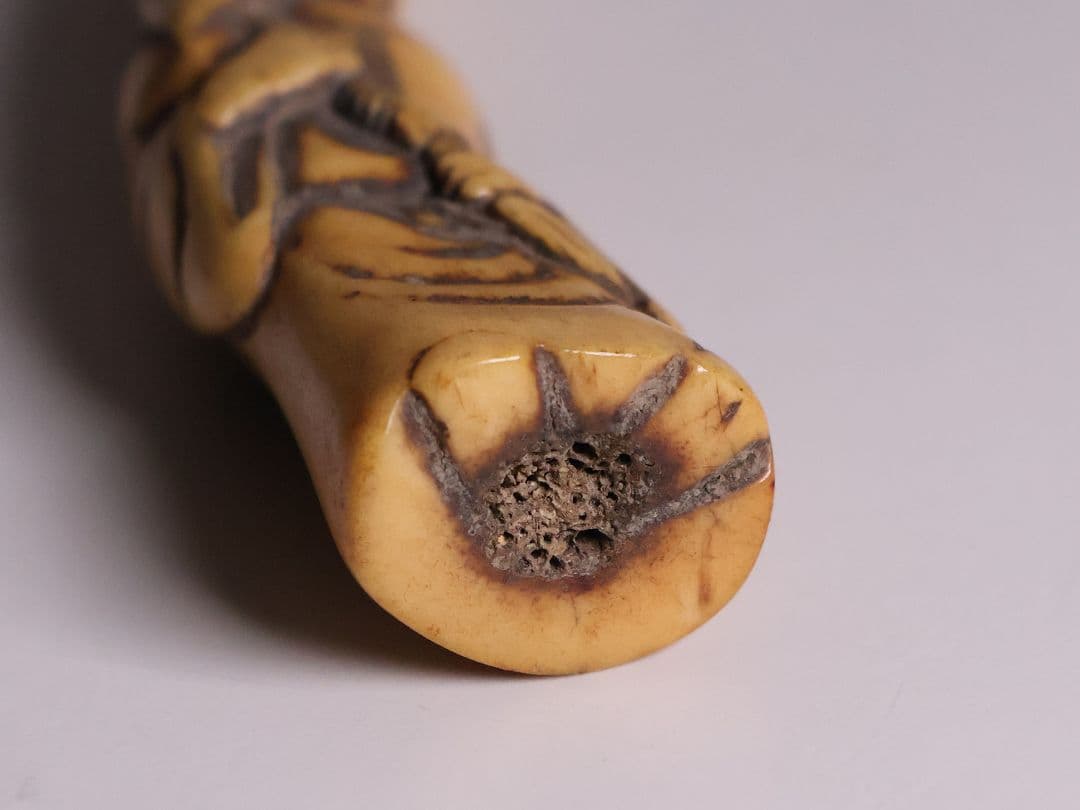 時代 堤物 根付 鹿角 老人 筆 仙人 人物 彫刻 提げ物【CM259】