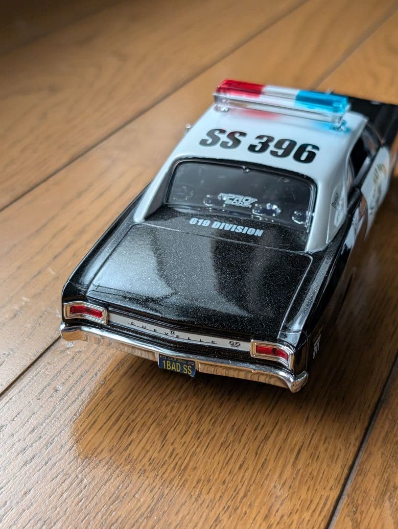 アメ車ミニカー2台 Cadillacなど 1/24 パトカー