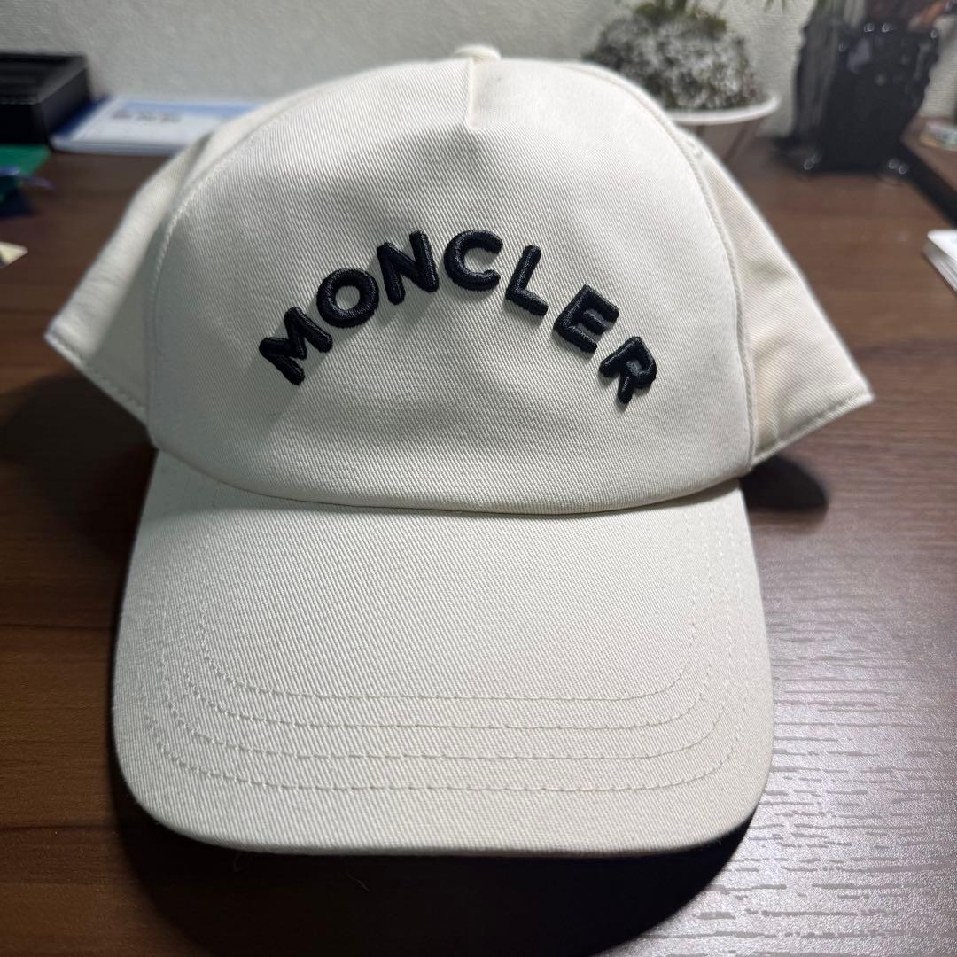 MONCLER 刺繍ロゴキャップ クリーム ベージュ