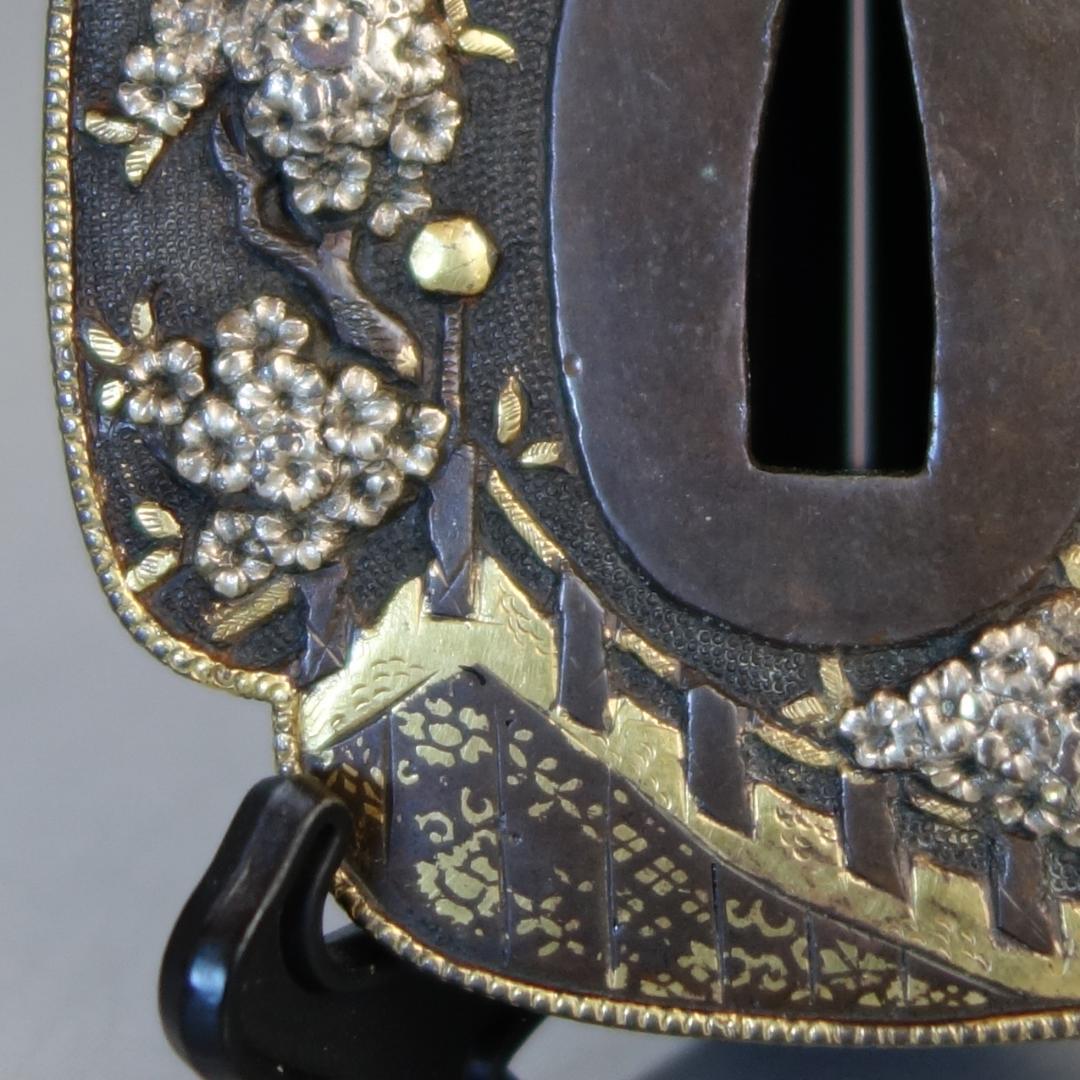 【赤銅魚子地 高肉彫 鍍金銀 桜花見図鍔】(鍔箱付き) 鍔 鐔 刀装具 武具