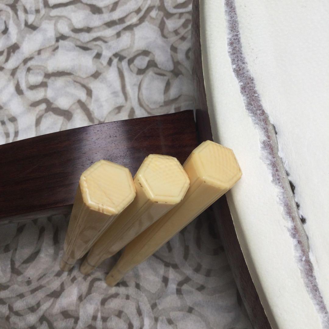 三味線 本体　紫檀材、取手付き、象牙風