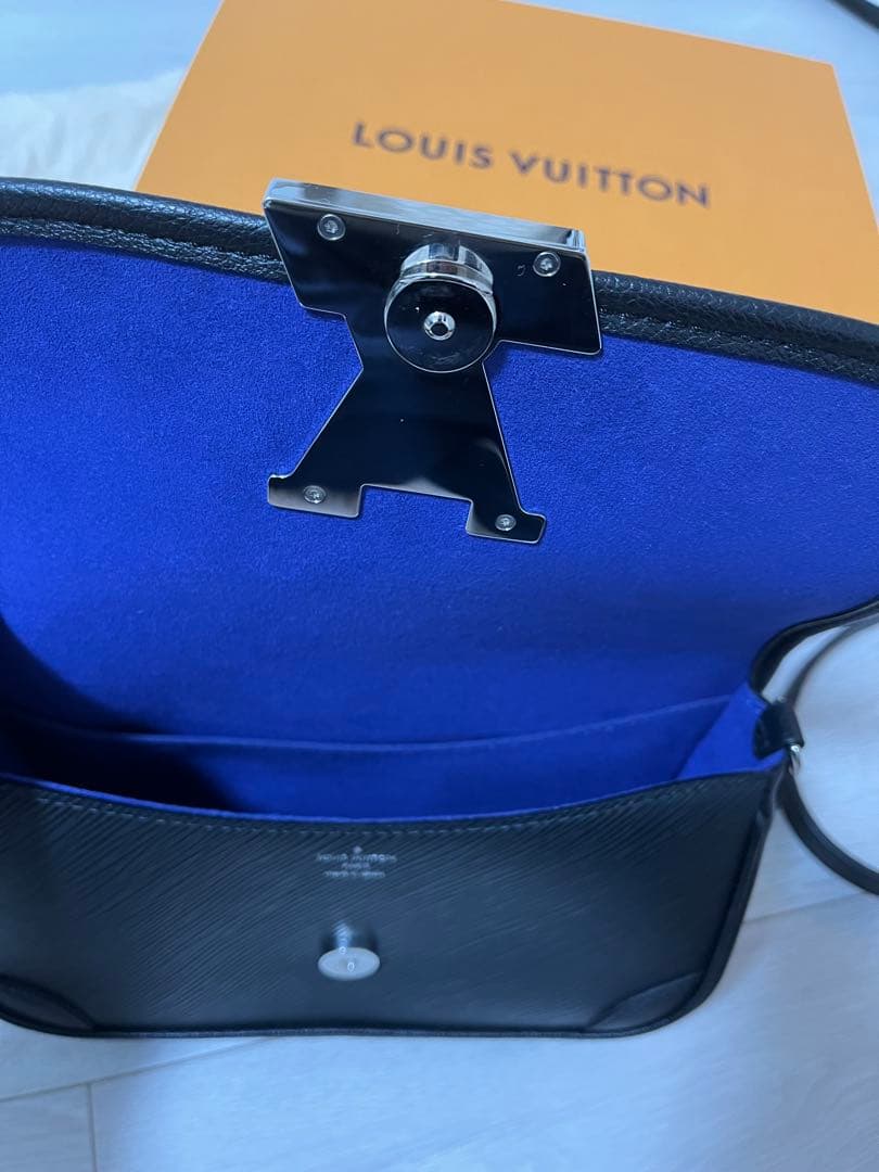 【まるまる】Louis Vuitton ショルダーバッグエピレザー ビュシ