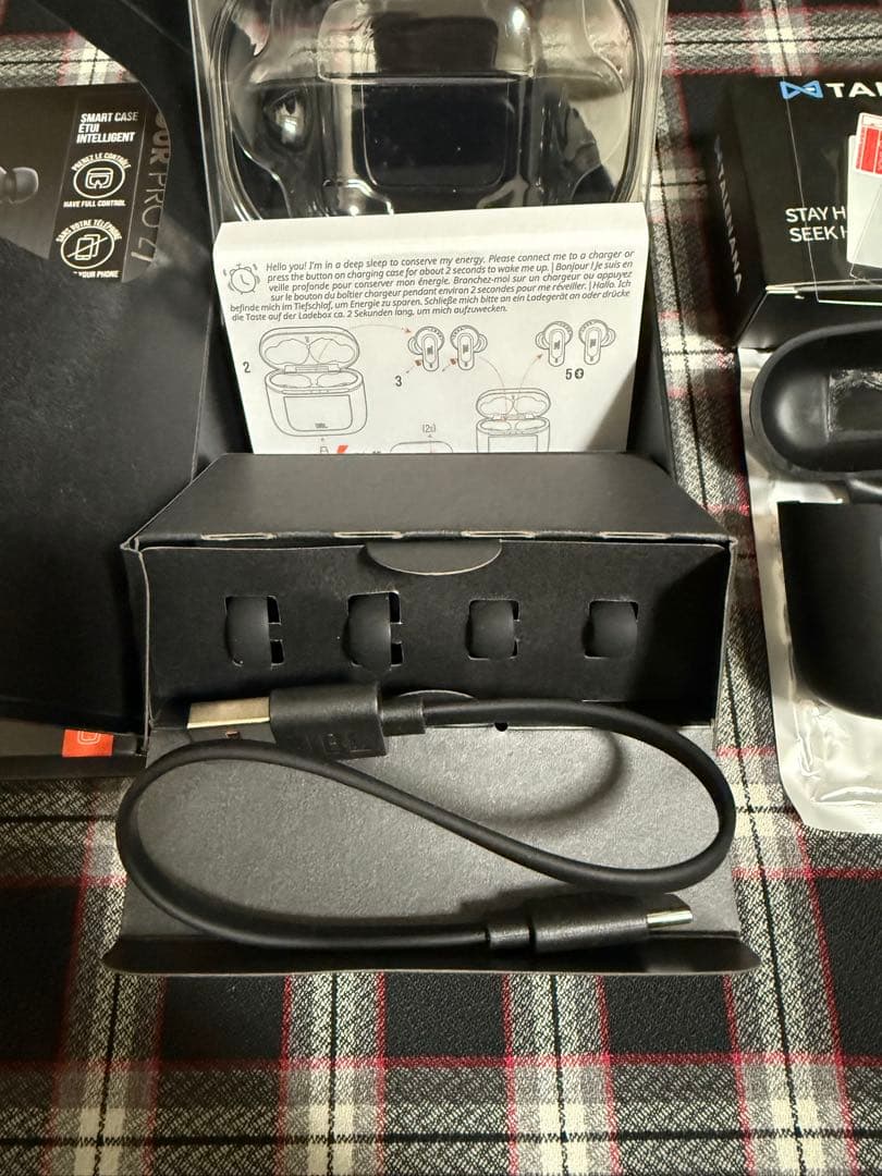 JBL Tour Pro 2 ワイヤレスイヤホン　美品　カバー　フィルム　セット