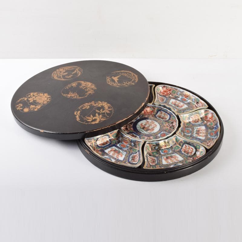 伊万里焼　古伊万里　錦手南蛮人黒船文　飾皿　漆塗箱付　M　R5053B