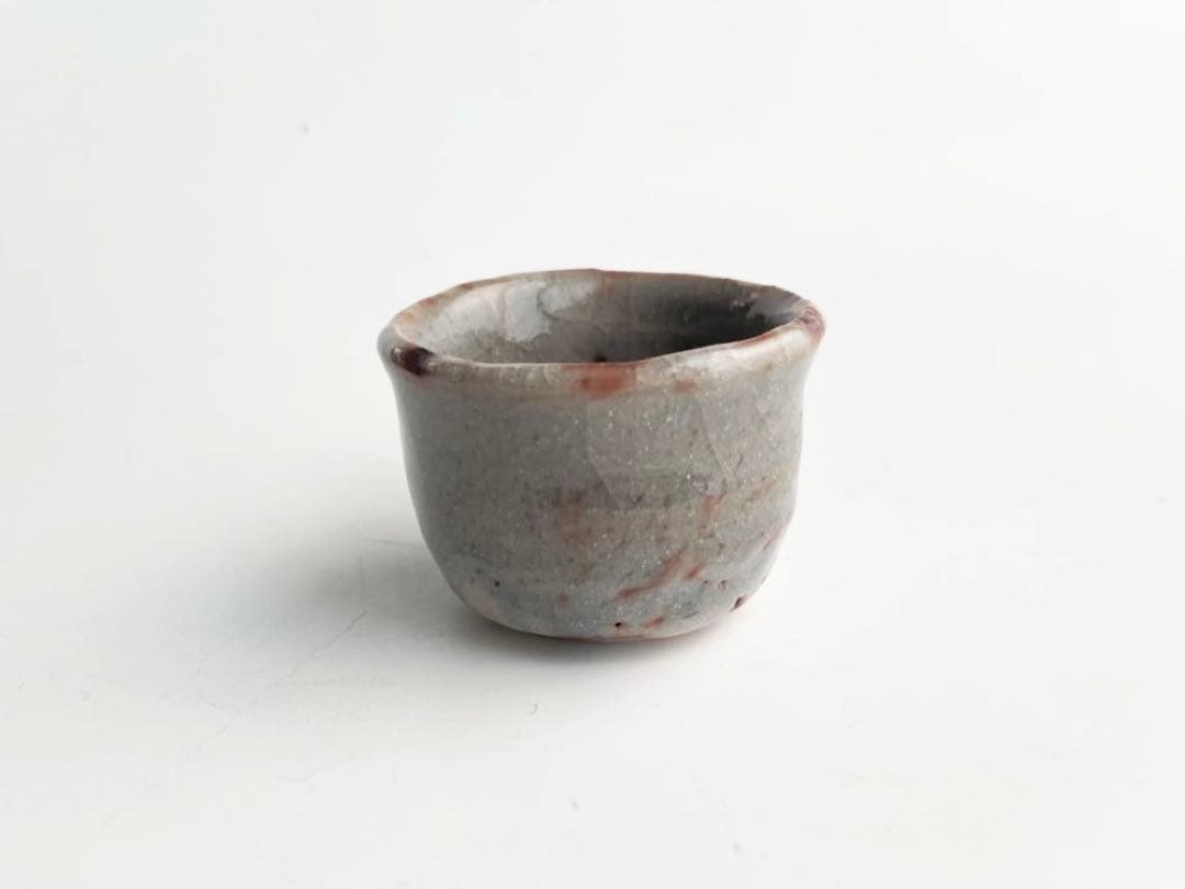 陶芸家　若尾利貞　鼠志野　ぐい呑　盃　酒器　酒盃　共箱