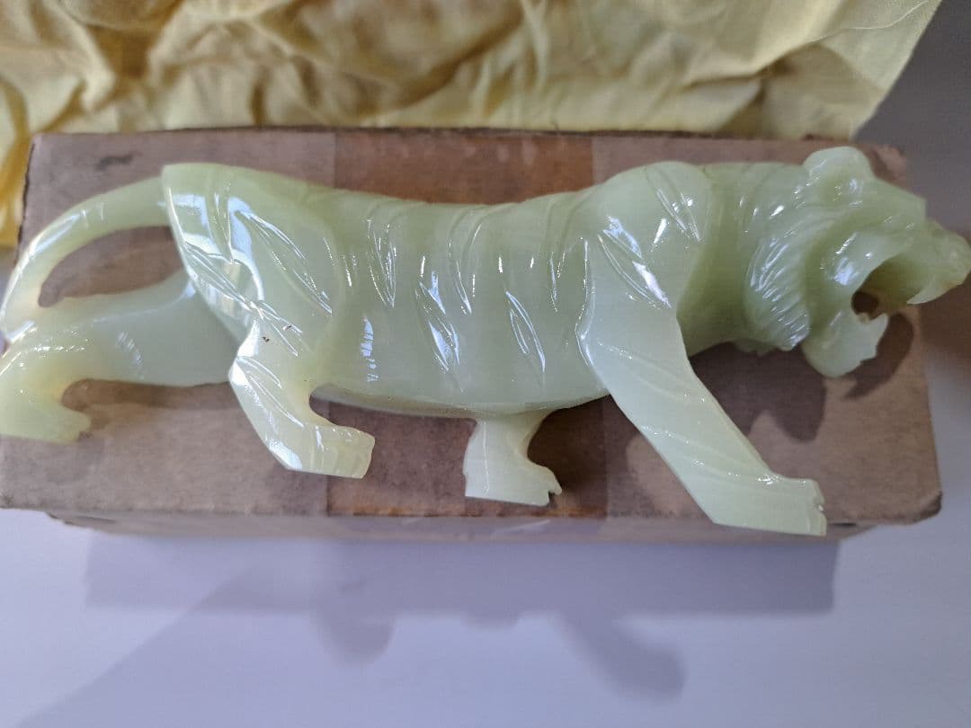 翡翠 虎の彫刻 約15cm