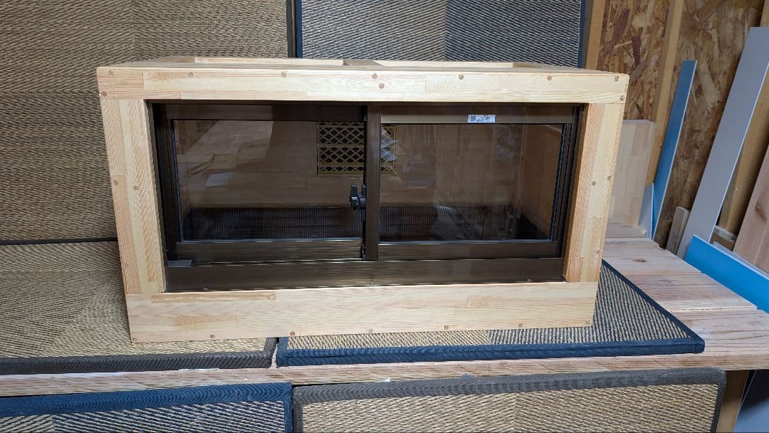 アルミサッシ仕様。赤松集成材１８ミリ900×500×500蜜蝋オイル仕上げ