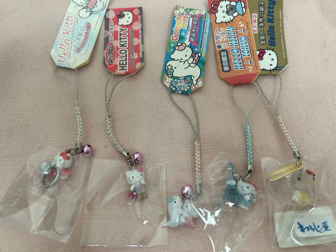 ハローキティ ご当地ストラップ・根付 10点 ＋ご当地限定限定品7点まとめ売り