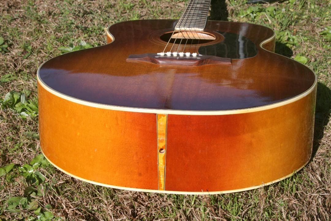 1970年代に日本の松本のマツモクで製造されたGranada J200モデル