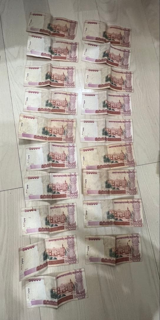値下げ中ラオス旧貨幣 セット　1,111,000キープ