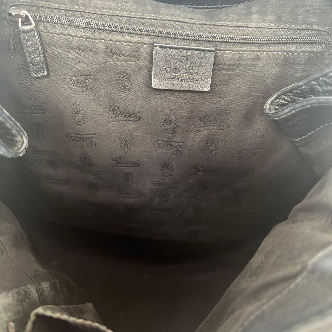 Gucci 黒 ロゴ入り ハンドバッグ