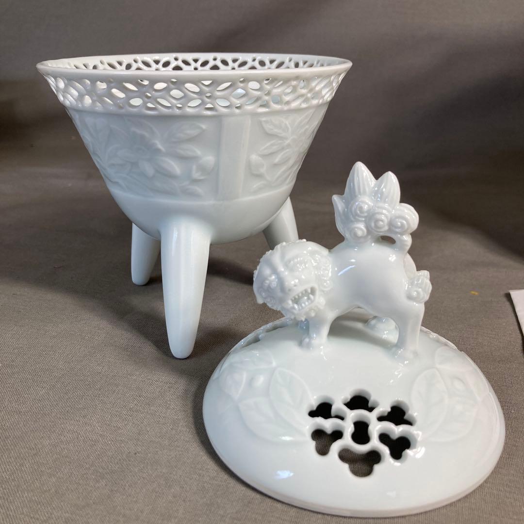 【樋渡陶六】白磁彫の伝統　日本工芸会　肥蝶山　樋渡陶六作　青白磁草花彫　獅子香炉