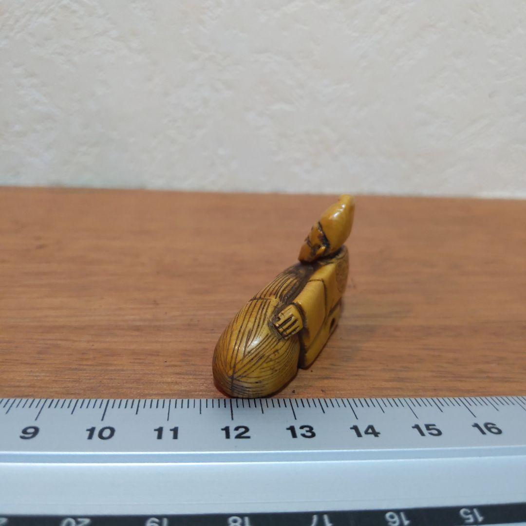 時代提物 人物根付 天然素材 在銘一之【翁と米俵】横幅約4.5cm 重さ約13ｇ