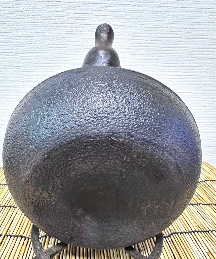 ほぼ未使用品　供箱等付属品付岩手県奥州佐秋鋳造所佐藤守巨造 真作保証　南部鉄瓶