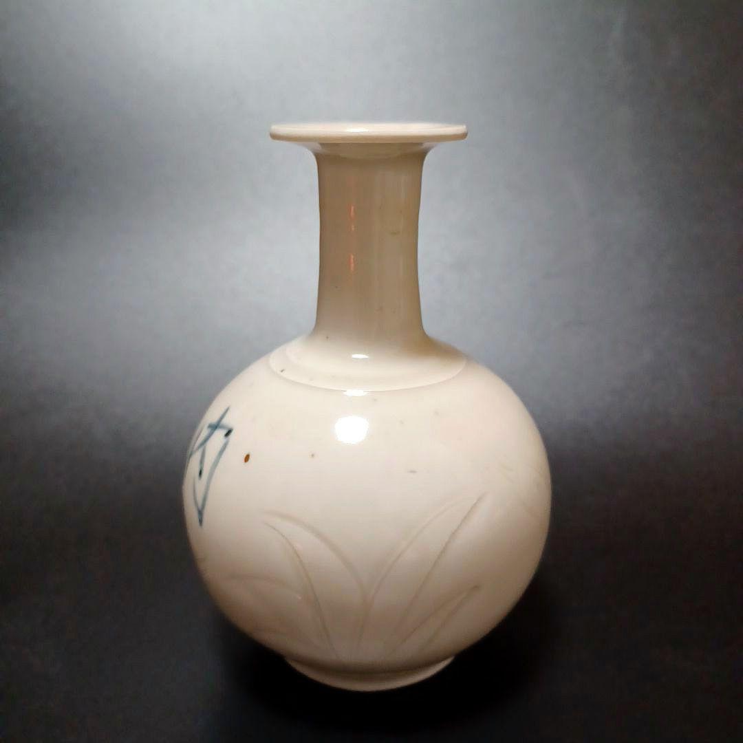 定窯白磁花鳥文瓶　内府銘