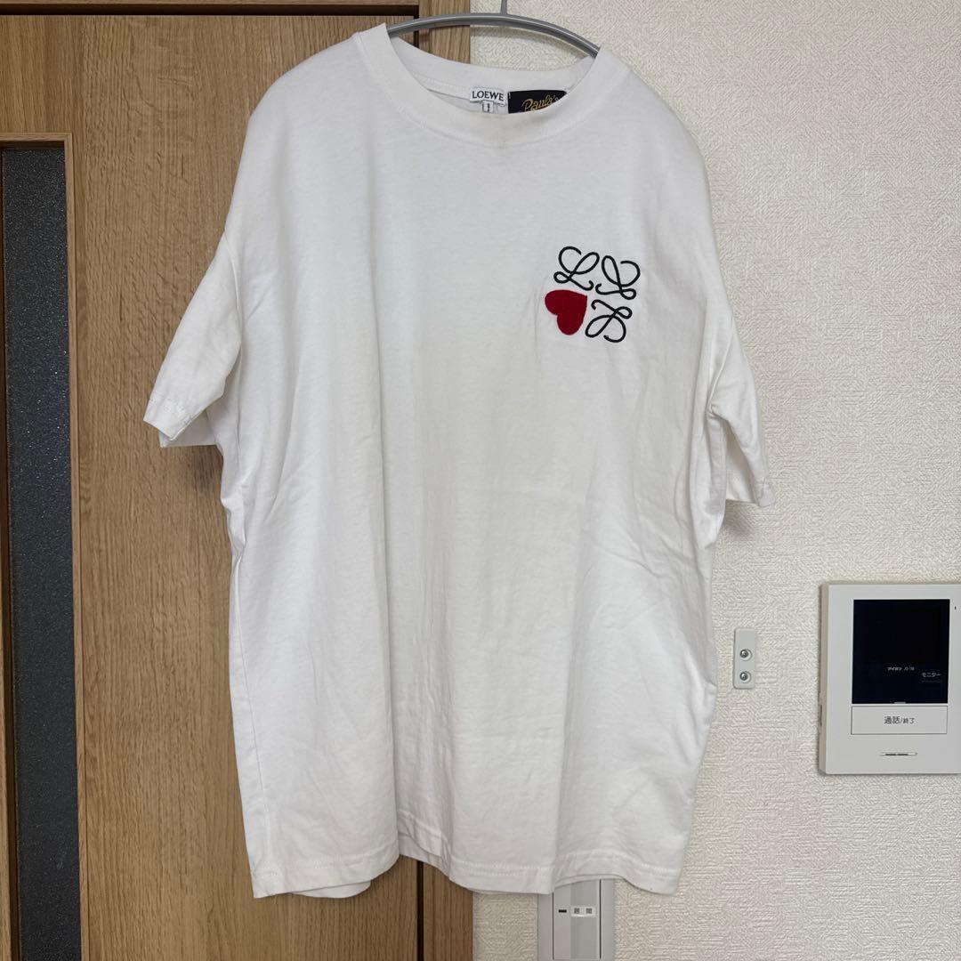 LOEWEのロゴ入りホワイトTシャツ