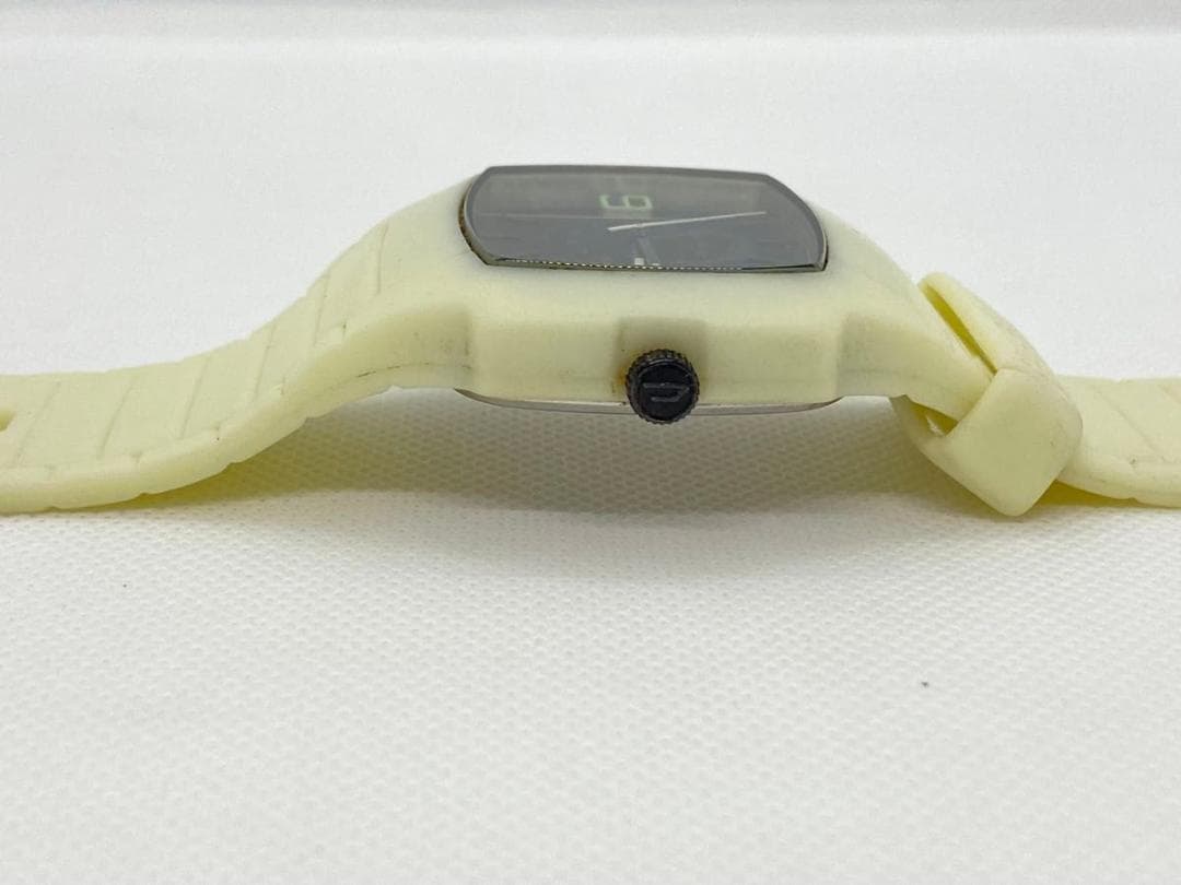 【希少　蓄光】DIESEL DZ1387 スクエア 光るラバーベルト　稼働