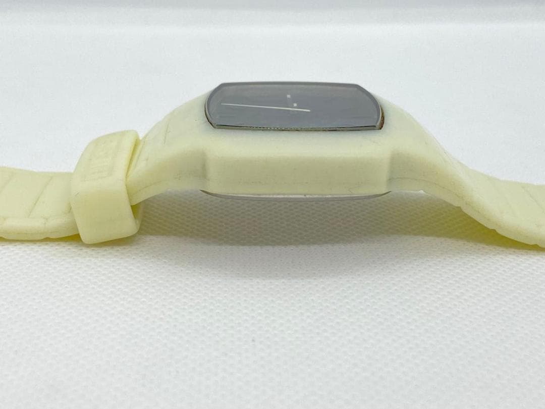 【希少　蓄光】DIESEL DZ1387 スクエア 光るラバーベルト　稼働