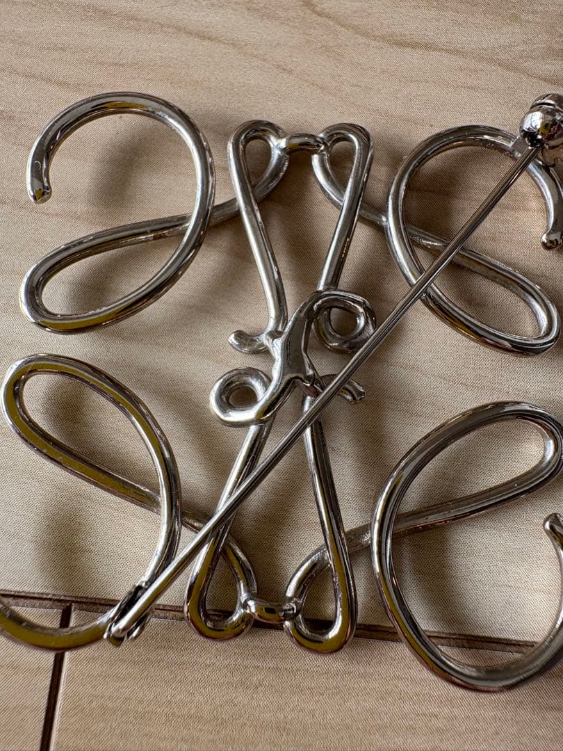 ロエベ LOEWE★アナグラム ブローチ ピンバッジ シルバー系