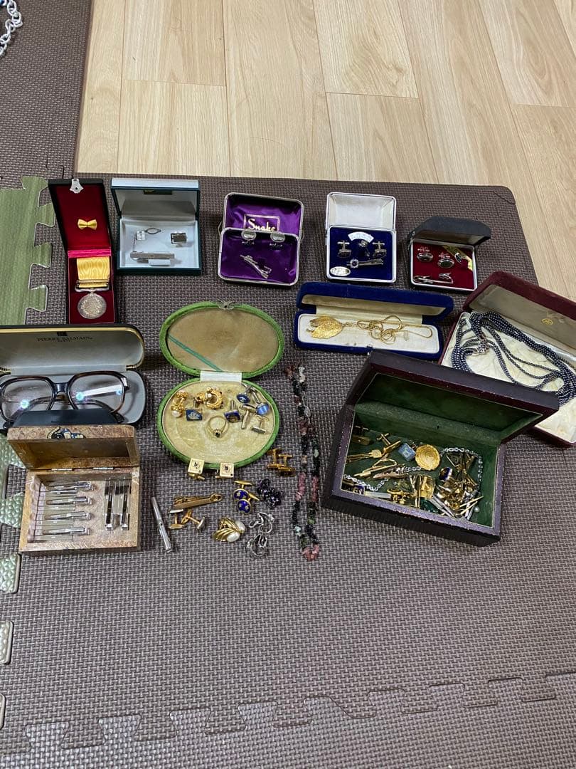 ジュエリー、ブローチ、ネクタイピン、メダルのコレクション。
