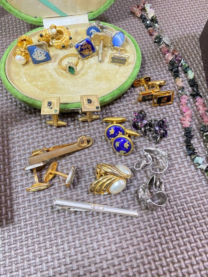 ジュエリー、ブローチ、ネクタイピン、メダルのコレクション。