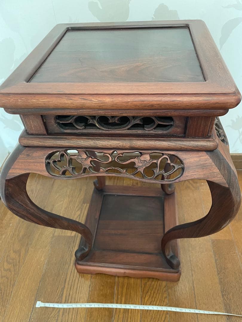 木製彫刻サイドテーブル　飾り棚　彫刻　唐木無垢材 猫脚 透かし彫刻彫り 高卓