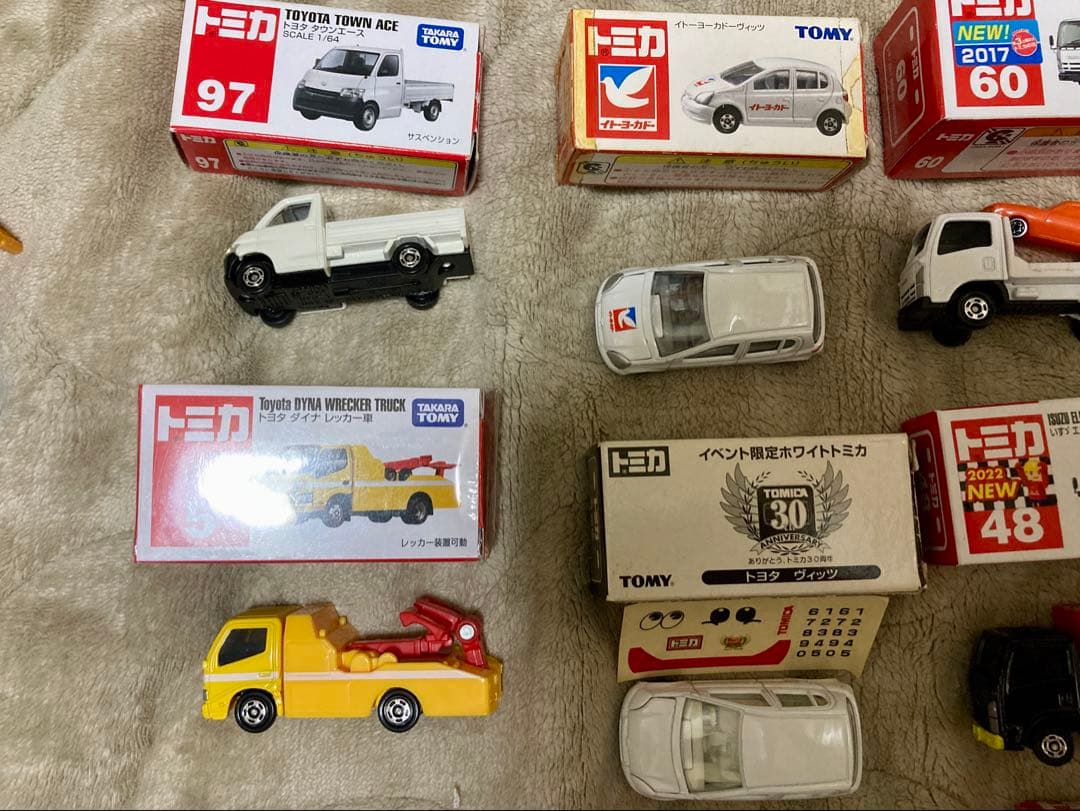 トミカ　箱付き16台セット