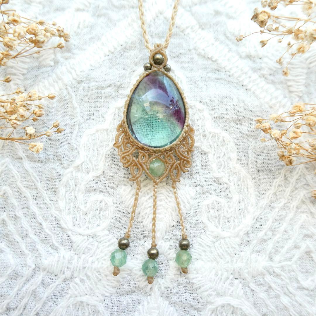 フローライトのマクラメネックレス