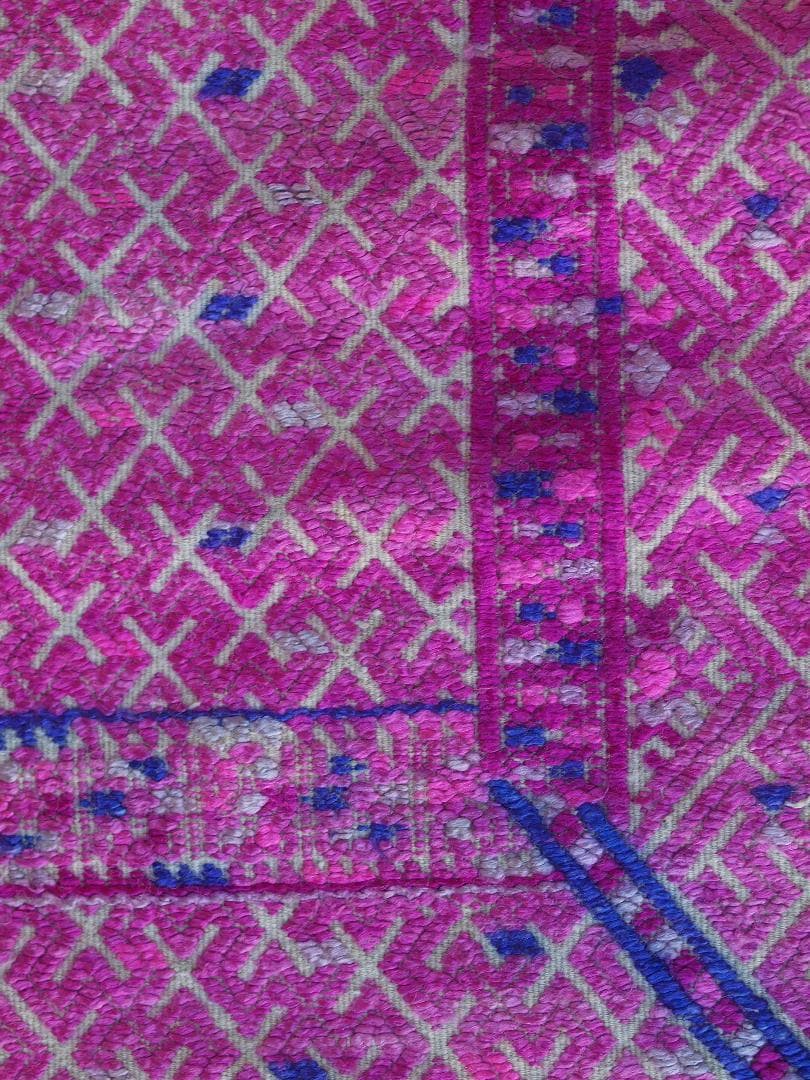 艶のある紫で卍・雷紋などを描く、中国チワン族の2枚繋ぎ刺繍布　1930年代頃の