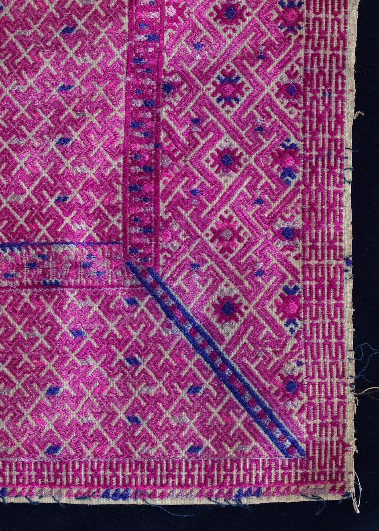 艶のある紫で卍・雷紋などを描く、中国チワン族の2枚繋ぎ刺繍布　1930年代頃の