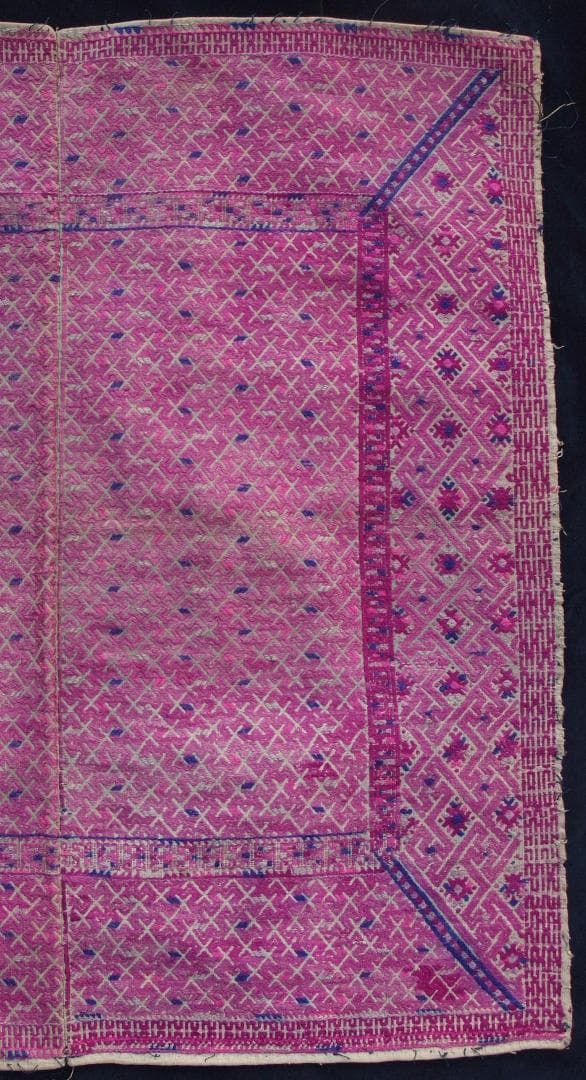 艶のある紫で卍・雷紋などを描く、中国チワン族の2枚繋ぎ刺繍布　1930年代頃の