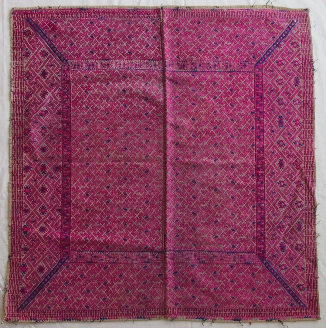 艶のある紫で卍・雷紋などを描く、中国チワン族の2枚繋ぎ刺繍布　1930年代頃の