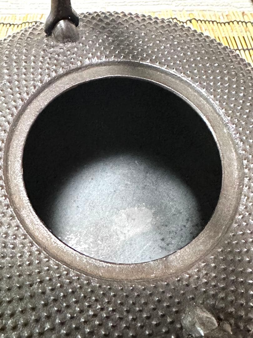 新品、供箱等付属品付　南部藤枝工房　藤枝　昌行作１２型アラレ　南部鉄瓶　南部鉄器