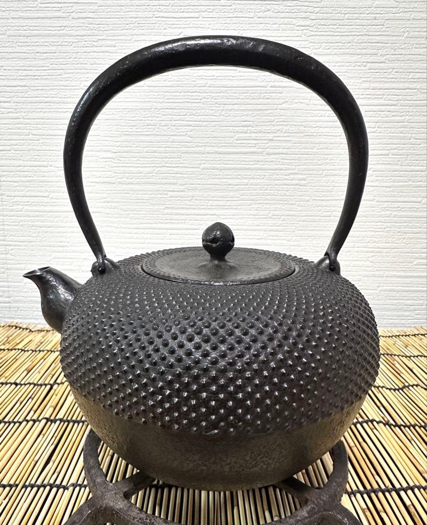 新品、供箱等付属品付　南部藤枝工房　藤枝　昌行作１２型アラレ　南部鉄瓶　南部鉄器