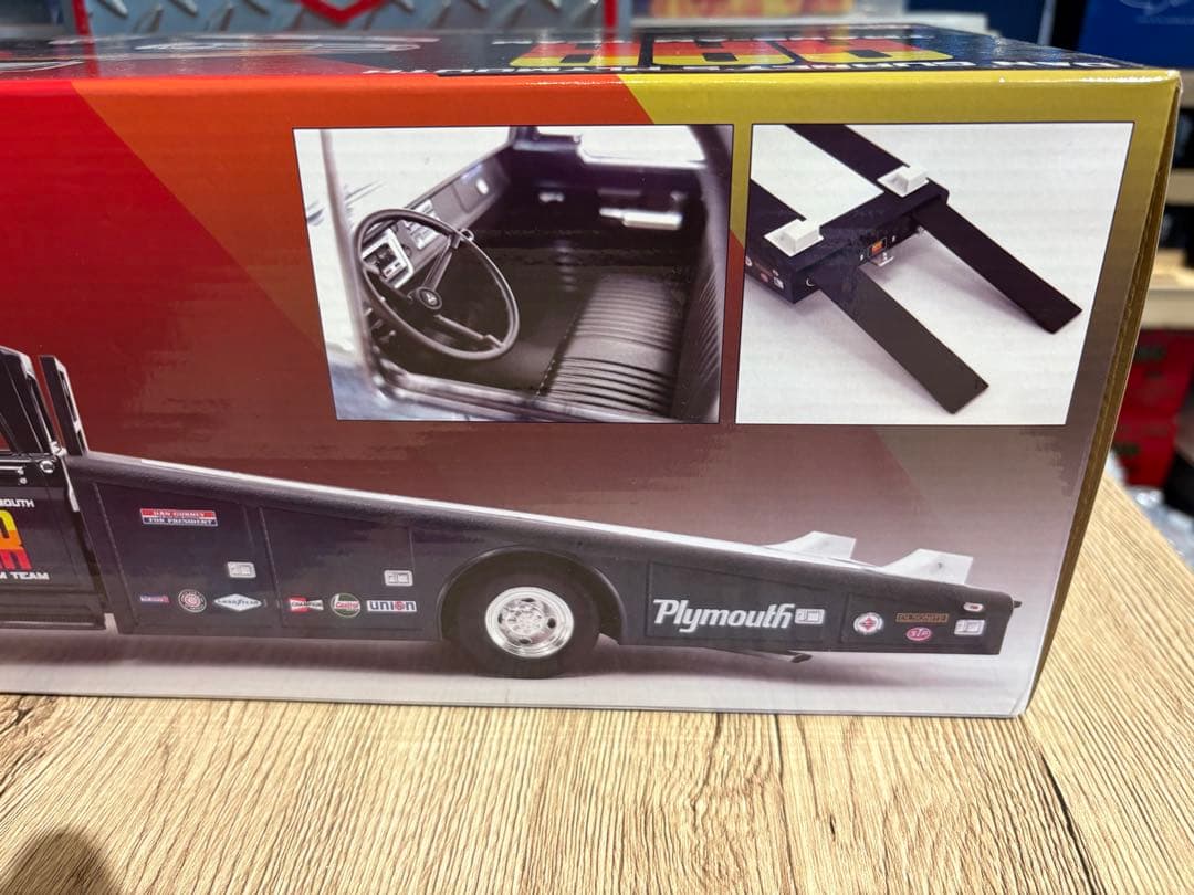 DAN GURNEY，S PLYMOUTH Ramp Truck 1:18