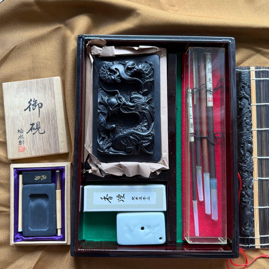 ドラゴン彫刻の硯・文鎮など一式