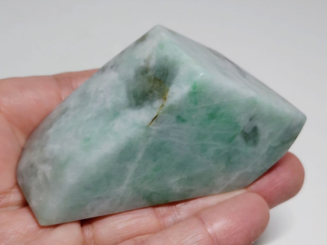 白緑黒 180g 翡翠 ヒスイ 原石 鑑賞石 自然石 誕生石 鉱物 鉱石 水石