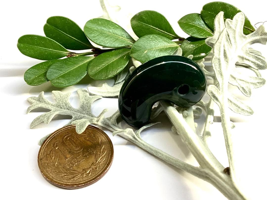 出雲石濃厚な青緑色の碧玉　希少赤斑紋点入り　鑑別書無しの安価卸値段　本物保証勾玉