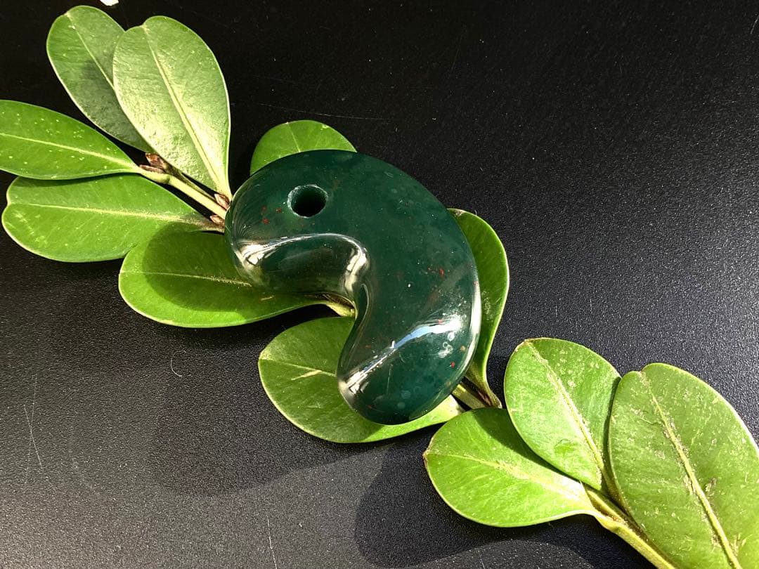 出雲石濃厚な青緑色の碧玉　希少赤斑紋点入り　鑑別書無しの安価卸値段　本物保証勾玉