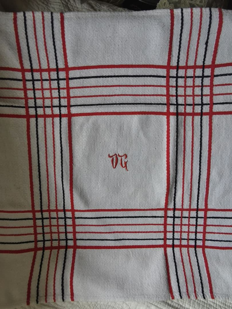 アンティークバスク織り緻密な織模様クロス 赤＆ネイビー イニシャル刺繍トーション