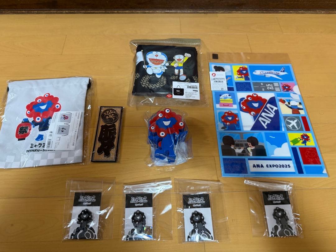 大阪万博　黒ミャクミャクピンバッジ４種　ドラえもんトートバッグ　グッズ新品未開封