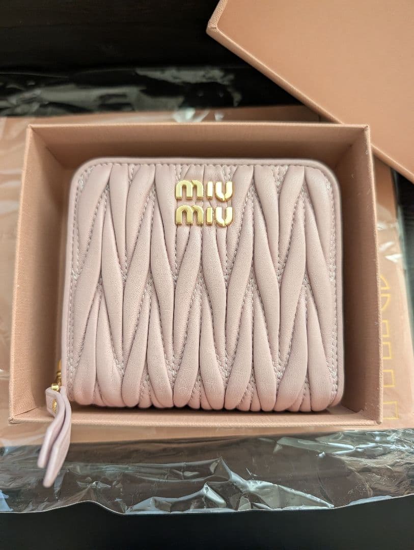 Miu Miu ピンク レザー 二つ折り財布