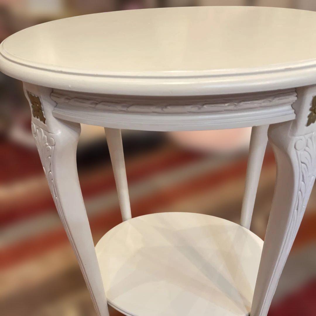 ロココ様式ゴールドの装飾アンティーク楕円形サイドテーブル下段棚付クリームホワイト