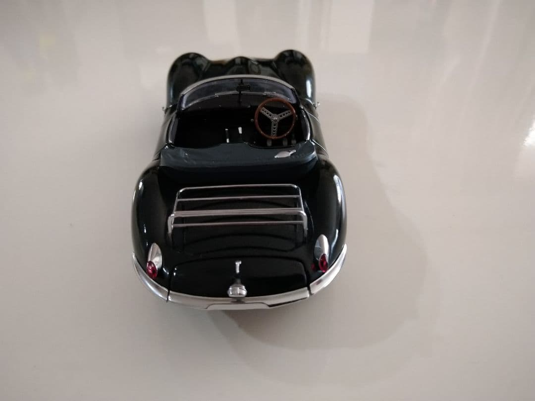 車　ＪＡＧＡＵＡＲ　Ｘｋ　ＳＳ　1/18　ＡＵＴＯ・ＡＲＴ　ダイキャストミニカー