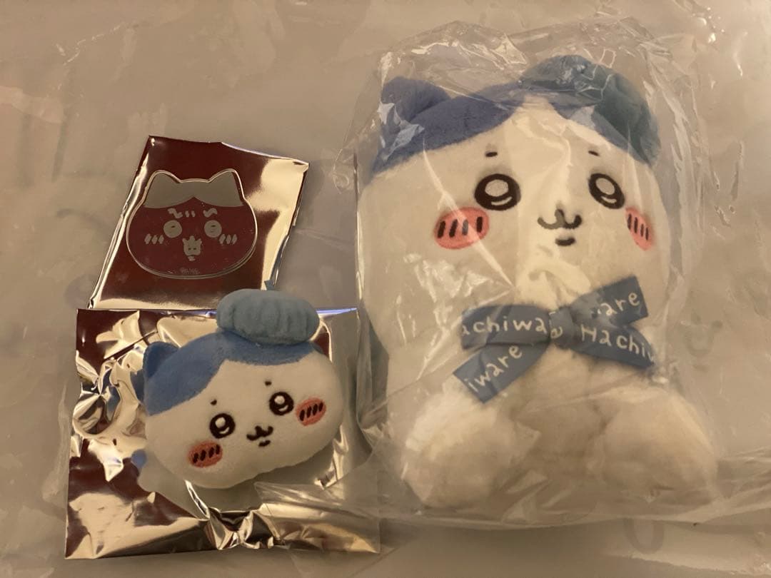 ハチワレ　お座りぬいぐるみ　おかおぬいぐるみバッチ　ミラーステッカー