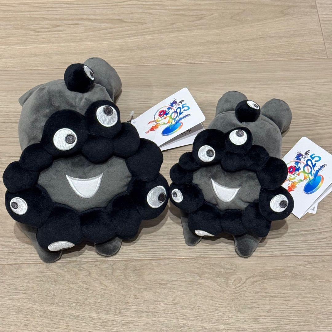 黒ミャクミャク 這い型 寝そべり　ぬいぐるみS、Ｍサイズ2点セット　おまけ付き